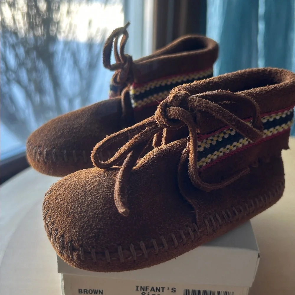 Minnetonka NWT PA•POO•SHU Moccasins INFANTS SIZE 4 with Colorful Trim